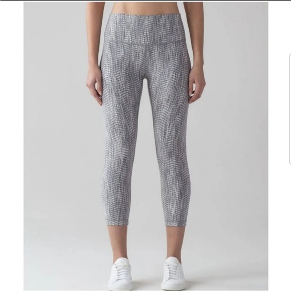 lululemon athletica Pants - NWOT Lululemon Wunder Under Gray Patterned High-Rise Crop Leggings Size 6